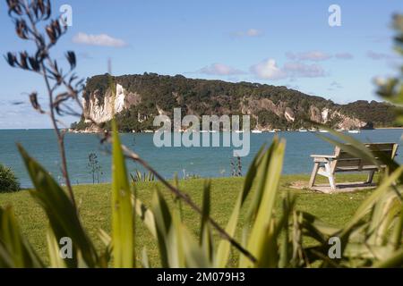 Coromandel Halbinsel Nord Insel Neuseeland april 2009 Front Beach mit Flachsmühle Bucht im Hintergrund und shakespear Klippe links Bild © N Stockfoto