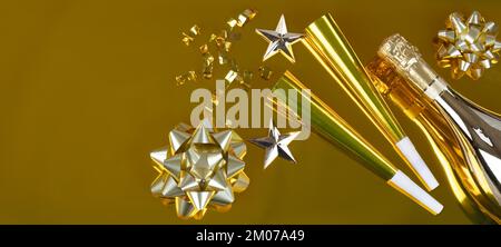 Silvesterfeier auf goldenem Hintergrund mit Champagnerflasche, Geräuschmachern, Sternen, Schleifen und Konfetti. Perfekt für andere Veranstaltungen wie Weihnachten oder Geburtstage Stockfoto