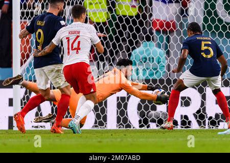 Doha, Katar. 04.. Dezember 2022. Al Thumama Stadion Verteidigung des französischen Hugo Lloris während eines Spiels zwischen Frankreich und Polen, gültig für die Runde 16 der Weltmeisterschaft, die im Al Thumama Stadion in Doha, Katar, stattfindet. (Marcio Machado/SPP) Kredit: SPP Sport Press Photo. Alamy Live News Stockfoto