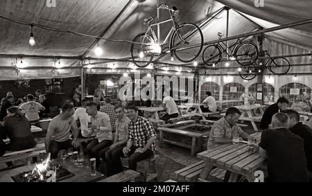 Abend im gezelten Dorf Leftbank, De Koffie Pot, Bridge St, Hereford, Herefordshire, ENGLAND, GROSSBRITANNIEN, HR4 9DG Stockfoto