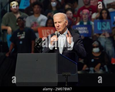 PHILADELPHIA, Pennsylvania, USA - 05. NOVEMBER 2022: Präsident Joe Biden spricht auf einer Wahlkampfveranstaltung im Liacouras Center der Temple University. Stockfoto