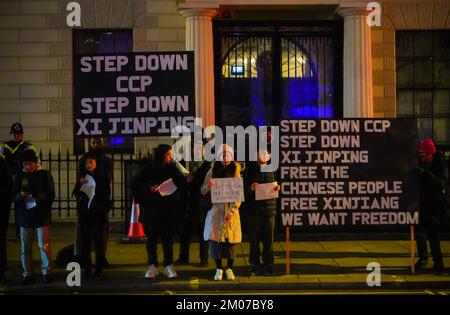 London, Großbritannien. 05.. Dezember 2022. Demonstranten halten während einer Demonstration vor der chinesischen Botschaft in London leere Blätter mit weißem Papier. Dutzende Demonstranten versammeln sich vor der chinesischen Botschaft in London, Großbritannien, um größere politische Freiheiten in China zu fordern. Die Ausbrüche landesweiter chinesischer Proteste wurden durch einen tödlichen Brand in Urumqi am 24. November 2022 ausgelöst, bei dem 10 Menschen wegen strenger Covid-Lockdowns getötet wurden. Kredit: SOPA Images Limited/Alamy Live News Stockfoto