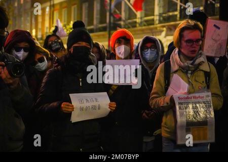 London, Großbritannien. 05.. Dezember 2022. Demonstranten halten während einer Demonstration vor der chinesischen Botschaft in London Plakate. Dutzende Demonstranten versammeln sich vor der chinesischen Botschaft in London, Großbritannien, um größere politische Freiheiten in China zu fordern. Die Ausbrüche landesweiter chinesischer Proteste wurden durch einen tödlichen Brand in Urumqi am 24. November 2022 ausgelöst, bei dem 10 Menschen wegen strenger Covid-Lockdowns getötet wurden. Kredit: SOPA Images Limited/Alamy Live News Stockfoto