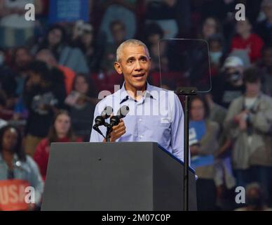 PHILADELPHIA, Pennsylvania, USA - 05. NOVEMBER 2022: Der ehemalige Präsident Barack Obama spricht auf einer Wahlkampfveranstaltung im Liacouras Center der Temple University. Stockfoto