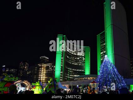 Toronto, Kanada - 4. Dezember 2022: Toronto füllt jedes Jahr den Platz vor dem Rathaus mit einem Weihnachtsmarkt mit Lichtern, Fahrgeschäften und einem Anbieter Stockfoto