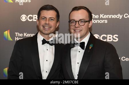 Washington, Usa. 04.. Dezember 2022. Der Verkehrsminister Pete Buttigieg (L) und Ehemann Chasten Glezman posieren für Fotografen, wenn sie am Sonntag, den 4. Dezember 2022, zum Kennedy Center Honors-Galaabend 2022 in Washington, DC ankommen. Die Auszeichnungen werden für eine lebenslange Leistung in Kunst und Kultur verliehen. Foto: Mike Theiler/UPI Credit: UPI/Alamy Live News Stockfoto