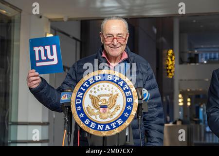 New York, Usa. 04.. Dezember 2022. NEW YORK, NY - DEZEMBER 04: Mehrheitsführer des Senats, USA Senator Chuck Schumer (D-NY) hält am 04. Dezember 2022 in New York City ein New York Giants Logo bei einer Presserei. Kredit: Ron Adar/Alamy Live News Stockfoto