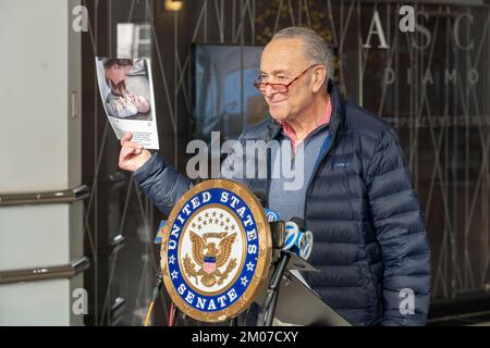 NEW YORK, NY - DEZEMBER 04: Mehrheitsführer des Senats, USA Senator Chuck Schumer (D-NY) hält ein Instagram-Bild von Samantha Augeri, News 12 Long Island Meteorologe, und Timmy, das für RSV ins Krankenhaus eingeliefert wurde, spricht über die Zunahme der Respiratory Syncytial Virus (RSV) Infektion am 04. Dezember 2022 in New York City. Senator Schumer sagt, dass die Kinderkrankenhäuser NYC & LI einen Anstieg der RSV-Infektion um etwa 50 % verzeichnen und dass das US-Gesundheitsministerium einen umfassenden Plan zur Bekämpfung von RSV benötigt und bereit sein muss, Ärzte zu schicken, Krankenschwestern und medizinisches Personal unterstützen NYC & LI IF RSV Stockfoto
