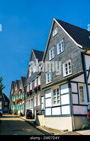 Historische Fachwerkhäuser und Schieferhäuser in Solingen-Grafrath - Nordrhein-Westfalen Stockfoto