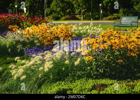 Blumenbeete in voller Blüte im Sommer im Washington Park, Denver, Colorado. Stockfoto