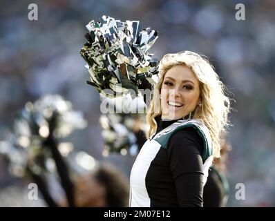 Philadelphia, Usa. 04.. Dezember 2022. Die Cheerleader der Philadelphia Eagles treten auf, wenn die Tennessee Titans am Sonntag, den 4. Dezember 2022, in Woche 13 der NFL-Saison auf dem Lincoln Financial Field in Philadelphia gegen die Philadelphia Eagles spielen. Die Eagles besiegten die Titanen 35-10. Foto: John Angelillo/UPI Credit: UPI/Alamy Live News Stockfoto