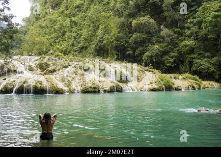 Touristen lieben Semuc Champey. Semuc Champey ist ein Naturdenkmal mit einer natürlichen 300 Meter langen Kalksteinbrücke, die am Fluss Cahabón vorbeiführt. (Foto: Camilo Freedman/SOPA Images/Sipa USA) Guthaben: SIPA USA/Alamy Live News Stockfoto
