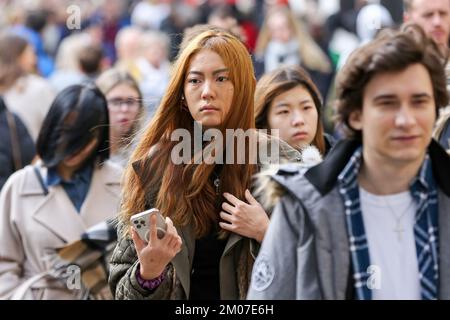 London, Großbritannien. 26.. November 2022. Eine Frau hält ihr Handy, während sie auf der Oxford Street in London spaziert. (Foto: Dinendra Haria /SOPA Images/Sipa USA) Guthaben: SIPA USA/Alamy Live News Stockfoto