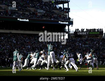 Philadelphia, Usa. 04.. Dezember 2022. Tennessee Titans Randy Bullock versucht in Woche 13 der NFL-Saison am Lincoln Financial Field in Philadelphia am Sonntag, dem 4. Dezember 2022, im 3.. Quartal ein Field Goal gegen die Philadelphia Eagles. Die Eagles besiegten die Titanen 35-10. Foto: John Angelillo/UPI Credit: UPI/Alamy Live News Stockfoto