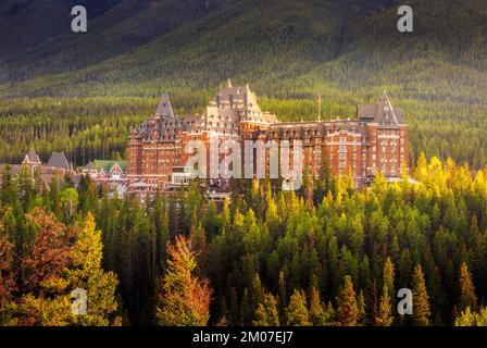 Das Fairmont Banff Springs Hotel erhebt sich wie eine Bergburg in Banff, Alberta, vor der dramatischen Landschaft der Kanadischen Rocky Mountains. Stockfoto