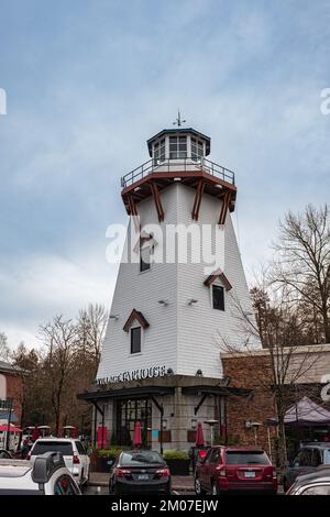 Gebäude in Form eines Leuchtturms. Das Village Taphouse Restaurant im Park Royal Village Einkaufszentrum. West Vancouver, BC, Kanada - 1,2022. Dezember Stockfoto