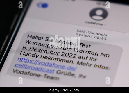 Köln, Deutschland. 02.. Dezember 2022. Eine kurze Nachricht von einem Mobilfunkanbieter mit dem Text „Hallo! Sie können am 08. Dezember 2022 Testwarnungen für den Warntag auf Ihrem Handy erhalten.“ Gibt den deutschen Warntag bekannt. Das Bundesministerium für Inneres und das Bundesamt für Katastrophenschutz informieren über den landesweiten Warntag am 08. Dezember 2022 und die Einführung des Mobilfunks. Kredit: Oliver Berg/dpa/Alamy Live News Stockfoto