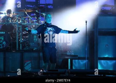 Toluca, Mexiko. 2.. Dezember 2022. Phil Anselmo, Leadsänger der amerikanischen Groove Metal Band Pantera, tritt auf der Bühne während der˜Hell and Heaven Metal Fes't im Pegasus Forum auf. Am 2. Dezember 2022 in Toluca, Mexiko. (Kreditbild: © Ismael Rosas/Eyepix via ZUMA Press Wire) Stockfoto