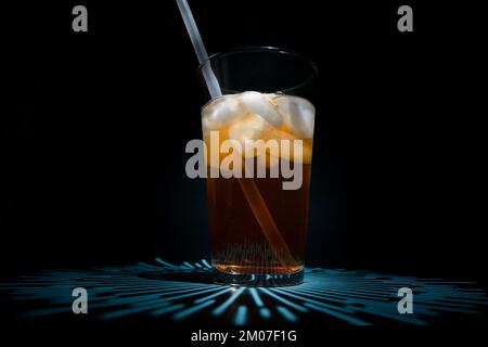 Eistee im Glas mit wiederverwendbarem Strohhalm retten den Planeten Stockfoto