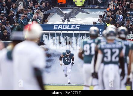 Philadelphia, Usa. 04.. Dezember 2022. Philadelphia Eagles Jason Kelce joggt mit seinen Teamkollegen auf das Feld, bevor er am Sonntag, den 4. Dezember 2022, in Woche 13 der NFL-Saison auf dem Lincoln Financial Field in Philadelphia gegen die Tennessee Titans spielt. Die Eagles besiegten die Titanen 35-10. Foto: John Angelillo/UPI Credit: UPI/Alamy Live News Stockfoto