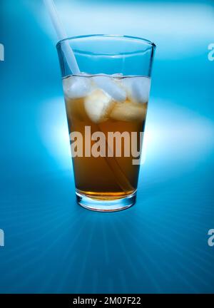 Eistee im Glas mit wiederverwendbarem Strohhalm retten den Planeten Stockfoto