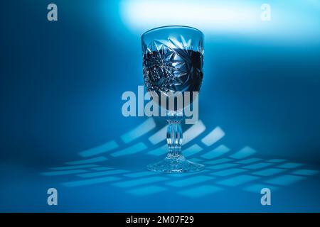 Ein Glas Rotwein in Kristallglas Stockfoto