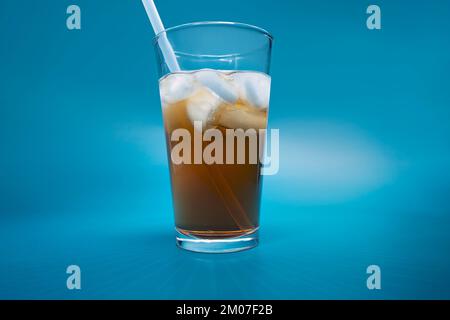 Eistee im Glas mit wiederverwendbarem Strohhalm retten den Planeten Stockfoto