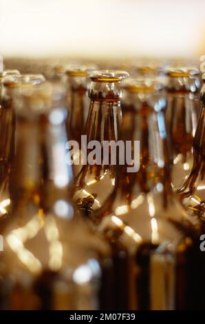 Bereit zum Nachfüllen. Nahaufnahme einer Sammlung leerer Glasflaschen. Stockfoto