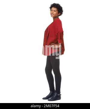 Selbstbewusst in Rot. Eine schöne ethnische Frau, die mit den Händen auf der Hüfte steht. Stockfoto