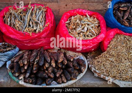 Markt in Kathmandu, Nepal mit verschiedenen getrockneten Fischen Stockfoto