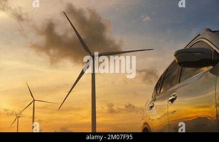 Nahaufnahme mit Windturbinen und Hintergrund bei Sonnenuntergang. Stockfoto