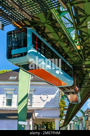 Schwebebahn, eine Hängeeisenbahn in Wuppertal - Nordrhein-Westfalen, Deutschland Stockfoto