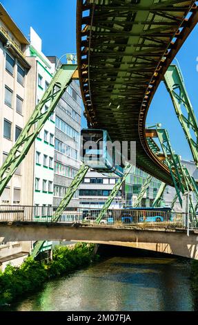 Schwebebahn, eine Hängeeisenbahn in Wuppertal - Nordrhein-Westfalen, Deutschland Stockfoto