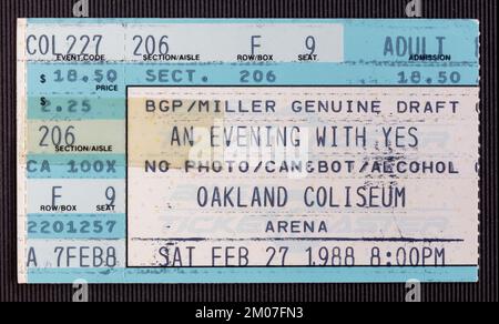 Oakland, Kalifornien - 27. Februar 1988 - Alter Ticketabschnitt für einen Abend mit YES-Konzert im Oakland Coliseum Stockfoto