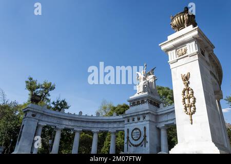 Blick auf das Hemicycle Benito Juárez, ein neoklassizistisches Denkmal im Alameda Central Park in Mexiko-Stadt, das dem mexikanischen Staatsmann gedenkt Stockfoto