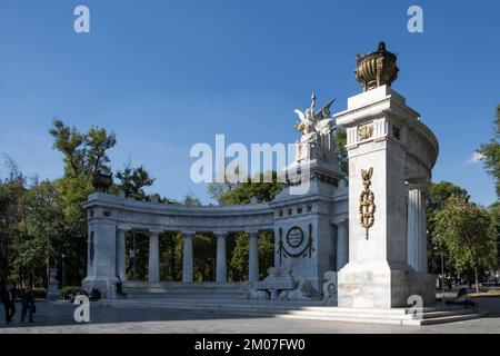 Blick auf das Hemicycle Benito Juárez, ein neoklassizistisches Denkmal im Alameda Central Park in Mexiko-Stadt, das dem mexikanischen Staatsmann gedenkt Stockfoto