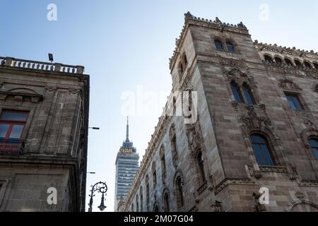 Blick auf das historische Zentrum von Mexiko-Stadt mit dem Palacio de Correos im Vordergrund und dem Torre Latinoamericana im Hintergrund Stockfoto