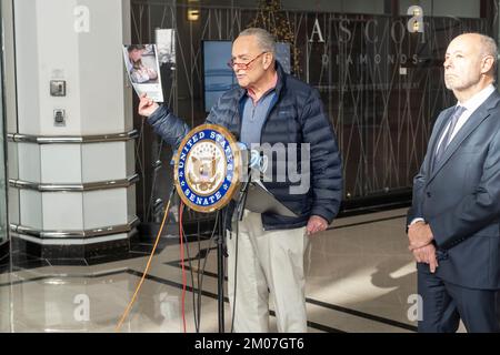 Der Mehrheitsführer des Senats, Chuck Schumer (D-NY) hält ein Instagram-Bild von Samantha Augeri, News 12 Long Island Meteorologe, und Timmy, das wegen RSV ins Krankenhaus eingeliefert wurde, spricht über die Zunahme der Respiratory Syncytial Virus (RSV)-Infektion in New York City. Senator Schumer sagt, dass die Kinderkrankenhäuser NYC & LI einen Anstieg der RSV-Infektion um etwa 50 % verzeichnen und dass das US-Gesundheitsministerium einen umfassenden Plan zur Bekämpfung von RSV benötigt und bereit sein muss, Ärzte zu schicken, Krankenschwestern und medizinisches Personal unterstützen NYC und LI, wenn RSV-Anstieg Schritt hält. Stockfoto