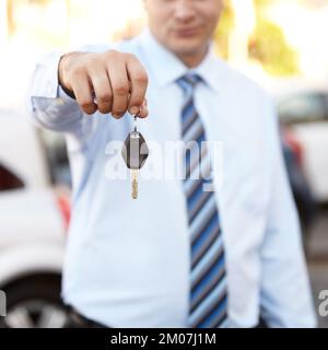 Der Schlüssel zu deiner neuen Fahrt. Zugeschnittenes Bild, eine hand mit einem Autoschlüssel. Stockfoto