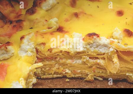 Italienische Lasagne Mit Ricotta-Käse Und Lachs Stockfoto