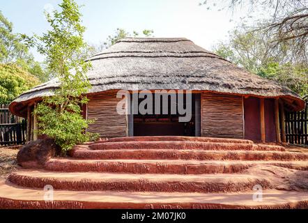 Shangaan traditionelle afrikanische Hütte mit Strohdach in einem Kulturdorf in Mpumalanga, Südafrikanisches Konzept architektonisches Design und Elemente Stockfoto