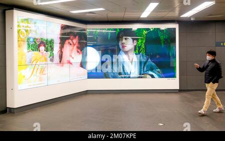 BTS Jins Geburtstag, 4. Dezember 2022 : an einer U-Bahn-Station im Zentrum von Seoul, Südkorea, werden LED-Anzeigetafeln gesehen, die von Jins Fans von BTS-Mitglied zur Feier des Geburtstages des Idols arrangiert wurden. BTS Kim Seok-Jin alias Jin wurde am Sonntag, dem 4. Dezember, 30. Kredit: Lee Jae-Won/AFLO/Alamy Live News Stockfoto