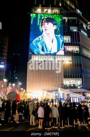 BTS Jins Geburtstag, 4. Dezember 2022 : In einem Kaufhaus im Zentrum von Seoul, Südkorea, wird Eine LED-Anzeigetafel gesehen, die von den Fans des BTS-Mitglieds Jin zur Feier des Geburtstages des Idols arrangiert wurde. BTS Kim Seok-Jin alias Jin wurde am Sonntag, dem 4. Dezember, 30. Kredit: Lee Jae-Won/AFLO/Alamy Live News Stockfoto