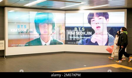 BTS Jins Geburtstag, 4. Dezember 2022 : an einer U-Bahn-Station im Zentrum von Seoul, Südkorea, werden LED-Anzeigetafeln gesehen, die von Jins Fans von BTS-Mitglied zur Feier des Geburtstages des Idols arrangiert wurden. BTS Kim Seok-Jin alias Jin wurde am Sonntag, dem 4. Dezember, 30. Kredit: Lee Jae-Won/AFLO/Alamy Live News Stockfoto