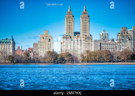 Gebäude von Manhattan entlang des Central Park Lake, New York City an einem wunderschönen Wintermorgen. Stockfoto