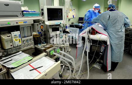 Datei Foto vom 07/04/11 von einem generischen Stock Foto einer laufenden Operation, wie Wohltätigkeitsorganisationen und Sanitäter sagten, Pläne, die Finanzierung für eine Art von Schlaganfall Behandlung genannt Thrombektomie zu kürzen, sind ein Fehler. Stockfoto