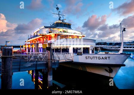 Constance, Deutschland. Das beleuchtete Weihnachtsschiff mit 360°-Panoramabar am Ufer des Bodensees. Konstanz, Deutschland. Das beleuchtete Weihnacht Stockfoto