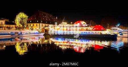 Constance, Deutschland. Das beleuchtete Weihnachtsschiff mit 360°-Panoramabar am Ufer des Bodensees. Konstanz, Deutschland. Das beleuchtete Weihnacht Stockfoto