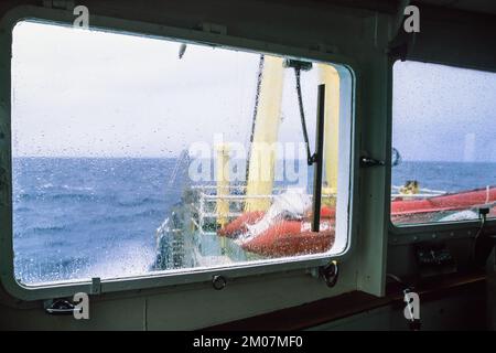 Blick von der Schiffsbrücke auf ein raues Meer Stockfoto