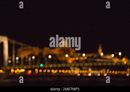 Verschwommene Lichter einer Großstadt bei Nacht. Hintergrund für Reisefotos. Bokeh-Werbeplakat. Stockfoto